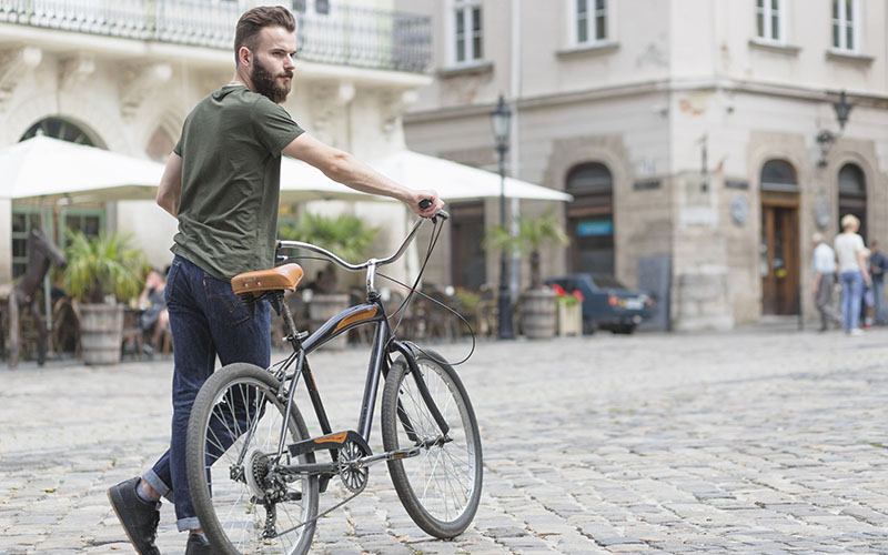 cyklista na klasickom biku
