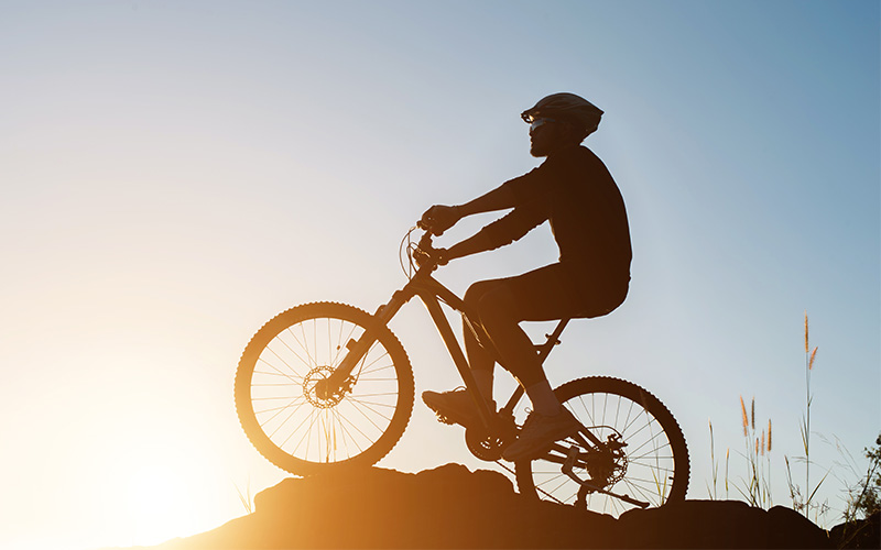 biker s prilbou na kopci biker s prilbou na kopci