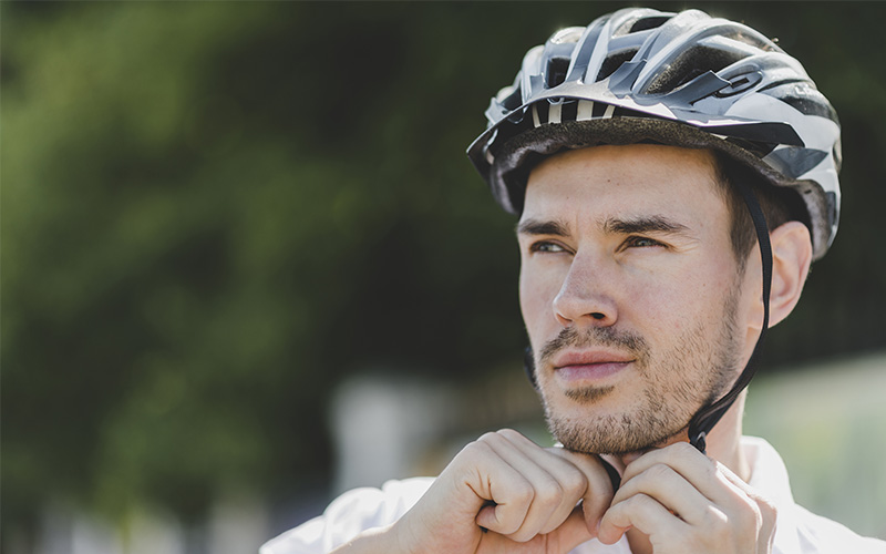 cyklista s prillbou cyklista s prillbou