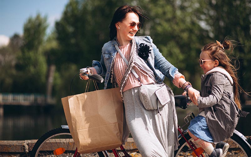 Mama s dcérou na nosiči na bicykli Mama s dcérou na nosiči na bicykli