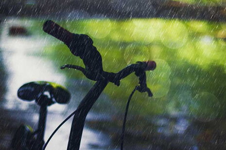 Cyklistika za dažďa: Ako sa na ňu pripraviť a čo si vziať